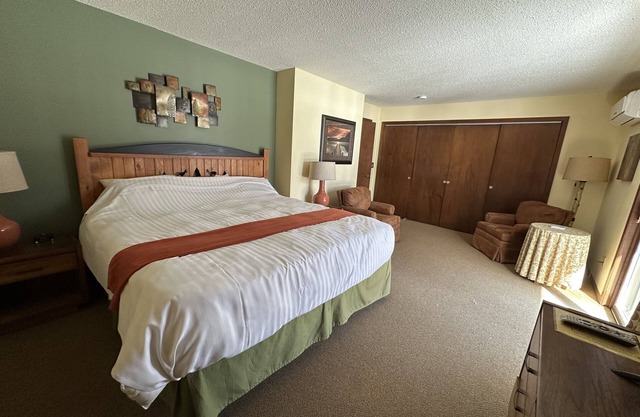 Lake Forest Resort – Relax on a Pristine Sandy Beach in the Northwoods!