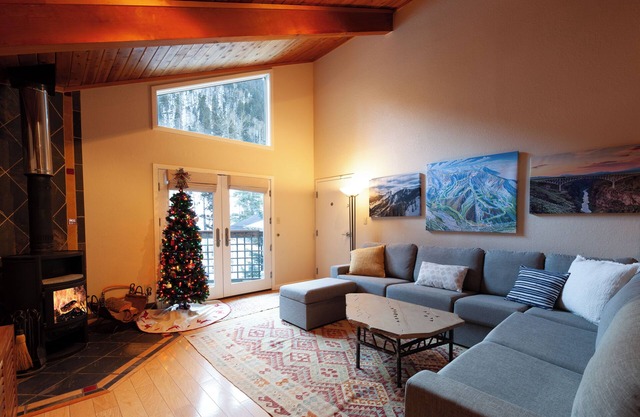 Lake Fork 12 - Stylish Condo with WiFi, just a stroll to Ski Lifts