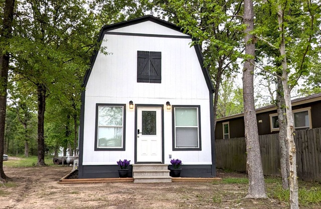 Lake Fork Luxury and Leisure. 2 story cabin in gated resort. Many amenities!
