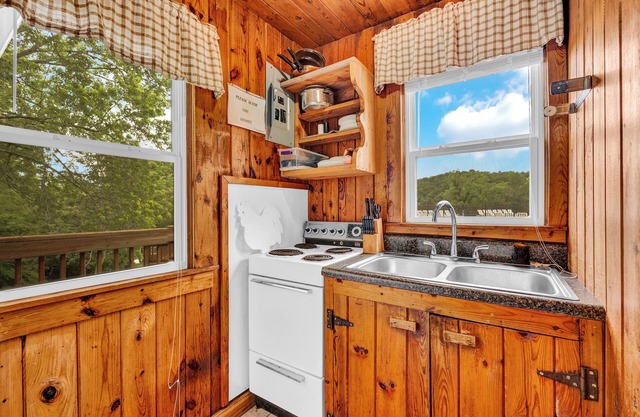 Lake Front 2 Bedroom Cabin With a Pool and Bar & Grill