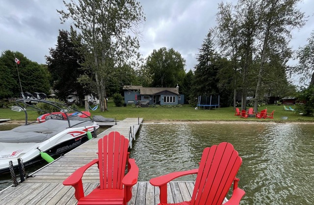Lake Front 4-Bedroom Cottage/Chalet on Lake Eugenia
