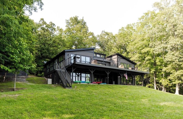 *New listing! Lake Front! 8 bedroom*
