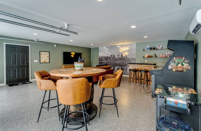 Lake Front, Arcade, Kayaks, Fire pit--NEWLY REMODELED Callahan's Shore Thing