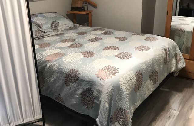 Lake front bachelor Close to all amenities casino Rama Ski hills