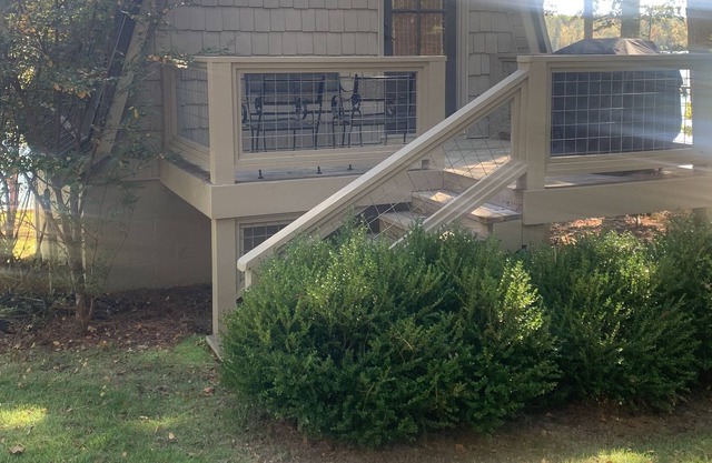 LAKE FRONT bungalow. Perfect for a fun family getaway or a romantic weekend!