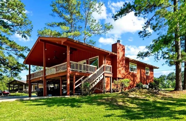 Lake Front Cabin! Pool, Basketball, Boat parking & Firepit. Lots of parking.