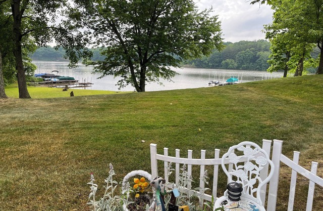 Lake Front Cabin on Seneca Lake. Come play in the lake. Sleeps 8, 5 beds