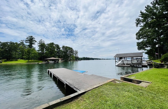 Lake Front Cabin mit abgeschirmter Veranda und persönlicher Anlegestelle - Renoviert