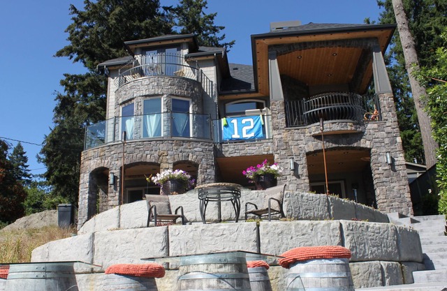 Kundenspezifisches Haus im Stil einer Burg mit Seeblick und teilweise Balkon-Suite