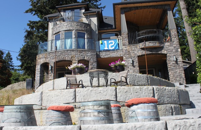 Kundenspezifische Balkon-Suite im Stil einer Burg am See