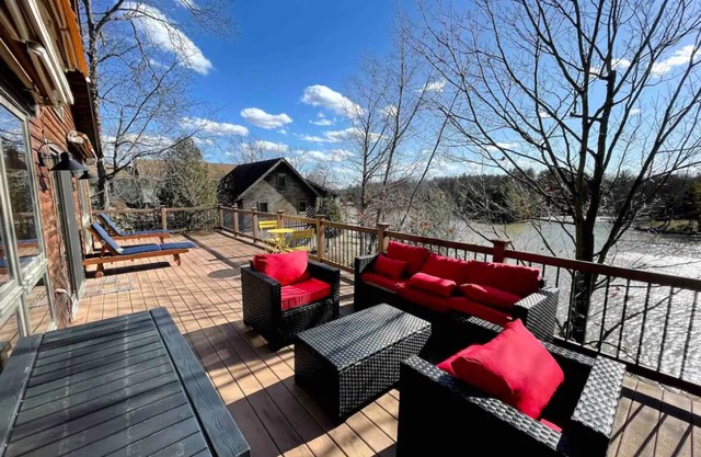 Lake front Chalet in Catskill, close to ski slopes with Sauna-Game room.