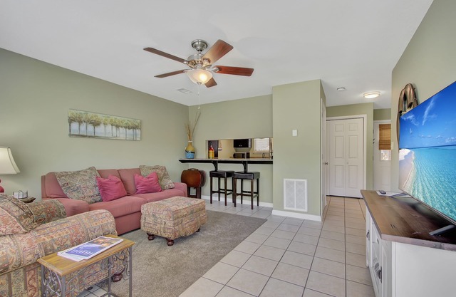 Lake Front Condo with Boat Slip / Unit 9 / Close to Bathhouse Row and Oaklawn!