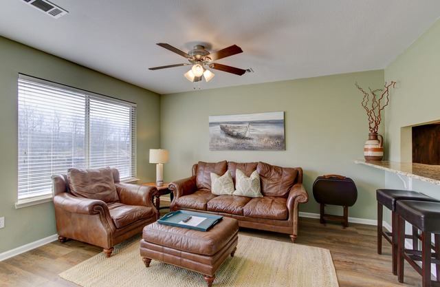 Lake Front Condo, With Boat Slip / Unit 10 / Close to Bathhouse Row and Oaklawn!