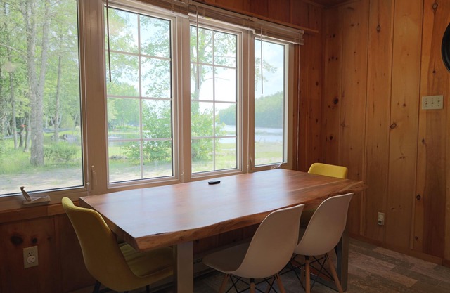 Lake front cottage with beach & dock (Pet-Friendly!)