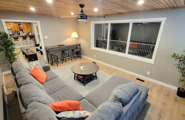 Lake front cottage on Lake Manitoba. 90min from Clear Lake, Riding Mt. Nat. Prk