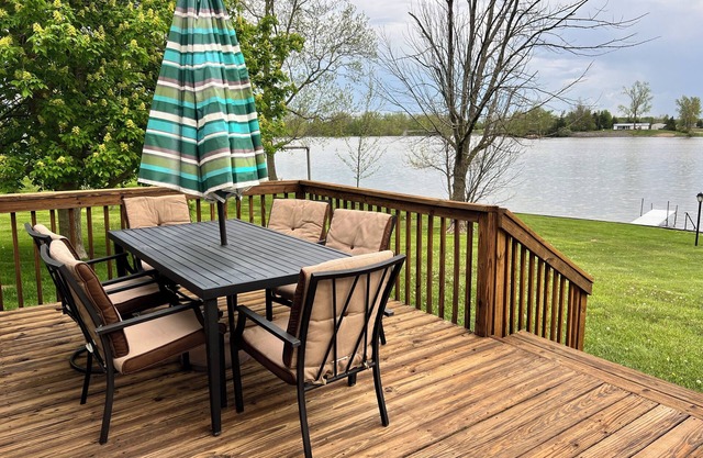 Lake Front Cottage with pontoon available for rent