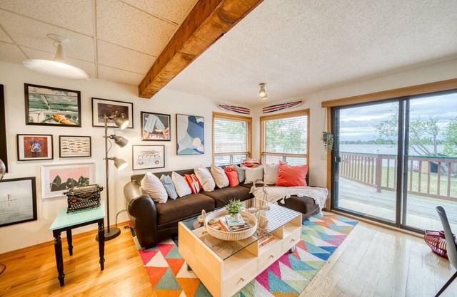 Lake front cozy property in chestermere