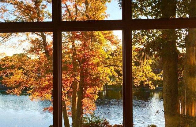 Lake Front Craftsman Retreat mit Blick auf das Wasser von jedem Zimmer