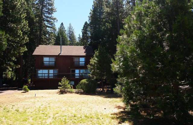 Lake-Front East Shore Lodge - Privatstrand, schöne Aussicht, expansive Decks