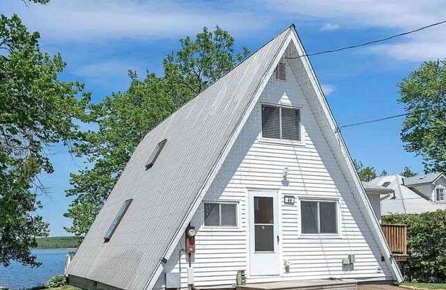 Lake front elf house🩷kayaks-fire pit🩷one hour away from Toronto