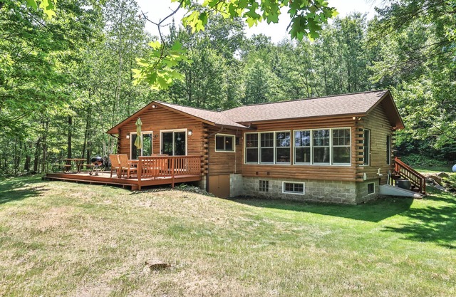 Lake Front Family Paradise! Gorgeous 3 bedroom surrounded by wildlife.