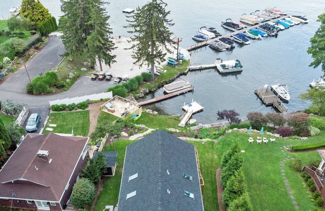 Lake Front Family Oasis. 2 Min Walk to Beach. 19 Min to Thunder Ridge Ski Resort