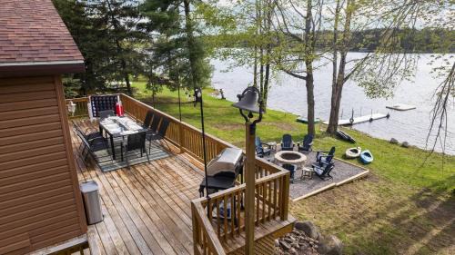 Lake Front ~ Firepit ~ Kayaks ~ SUPs ~ Yard Games