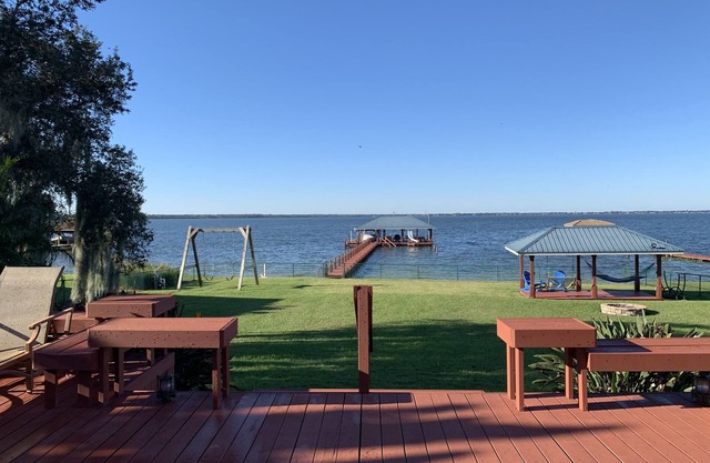 Lake Front Floridian Oasis