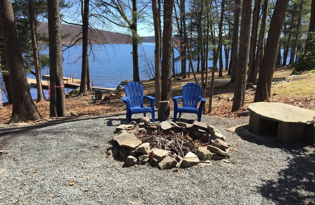 Lake Front Getaway, tolle Aussichten, große Terrasse, private Anlegestelle, ideal für Familien