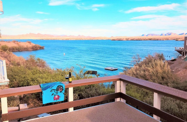 Das Haus am See liegt nur wenige Schritte vom halbprivaten Strand entfernt