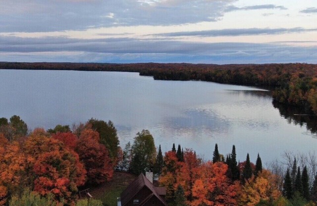Schönes Haus für Motorschlitten & Bootfahren auf Presque Isle Lake