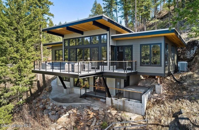 Lake Front Home w/ Spectacular Views & boat slips!