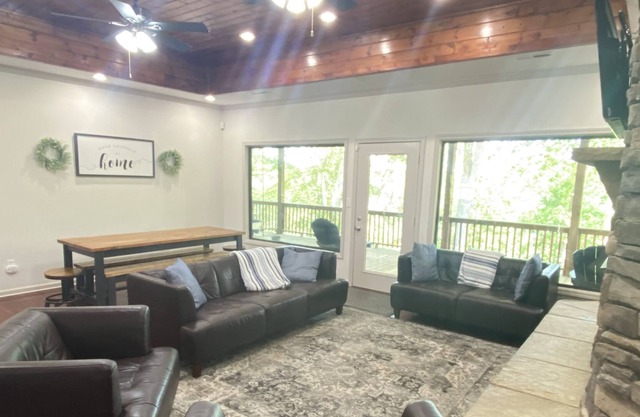 6 Bedroom Smith Lake Home with Dock and Hot Tub!