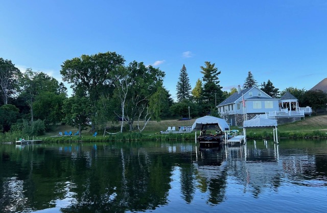 Lake Front House on Tri-Lakes, championship golf, kayaks, paddle boards, pontoon