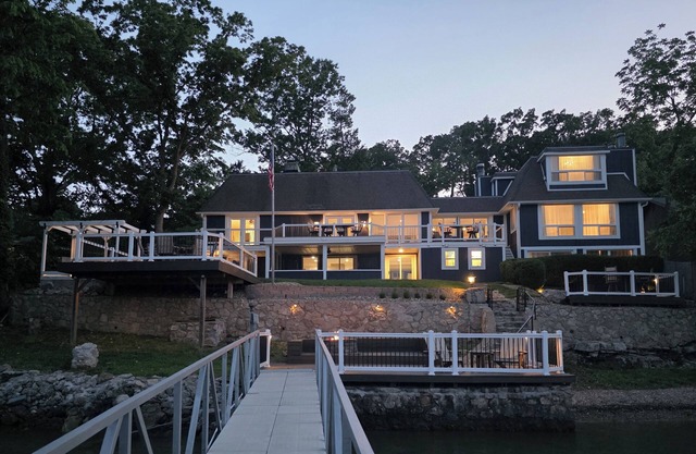 Lake Front House ~ Private Dock / Hot Tub / Game Room / Beach