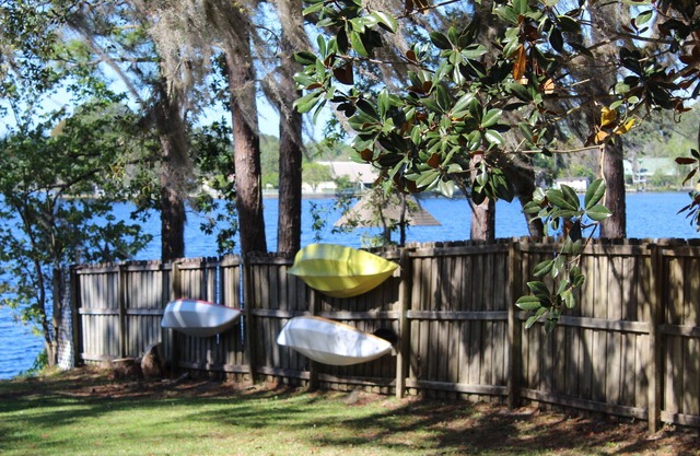 Lake front house w/hot tub, fire pit, kayaks and lake access