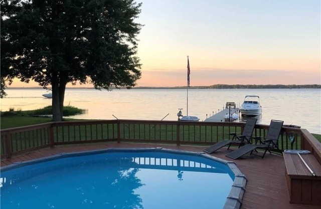 Lake front house with Pool and hot tub