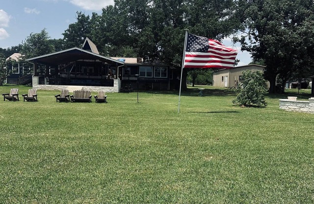 Lake Front House with Spacious 6-bedrooms, AC, WiFi in delightful Groesbeck
