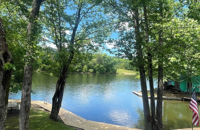 Lake Front in Hot Springs! Cozy, Water views, kayaks, and more!
