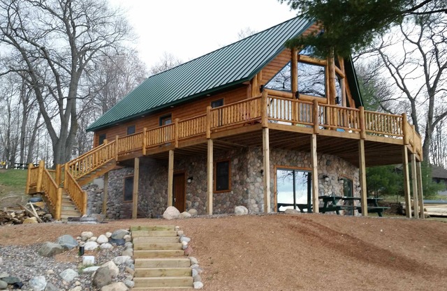 Lake Front Log Cabin mit schöner Aussicht