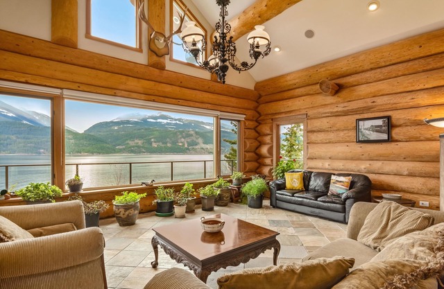 Lake Front Log Home auf Kootenay Lake, British Columbia