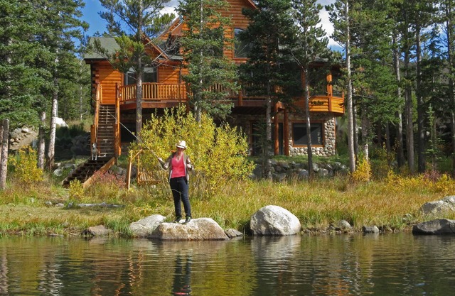 Lake Front Log Home, herrlicher Blick auf die Berge, privates Angeln, in der Nähe von Skifahren