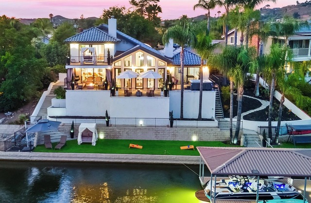 Lake Front - Luxury - Views - Hot Tub