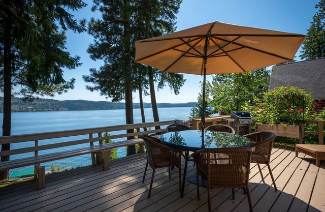 Lake Front New Remodel w/ Hot Tub- Coeur d'Alene