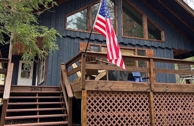LAKE FRONT!! Newly updated Cabin with a private beach. Great Location!
