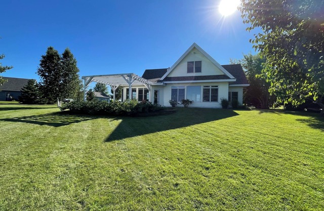 LAKE FRONT OASIS in SPACIOUS 5-bedroom home with WiFi/AC/Heat on Lake Reno