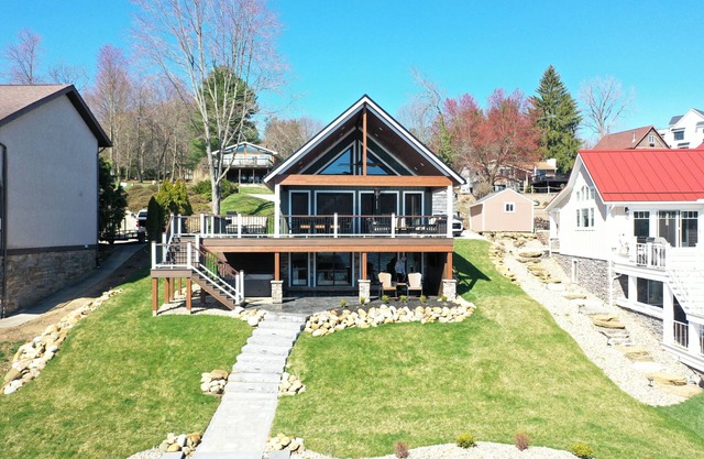 Lake Front Paradise-Dock, Deck, Hot Tub, Lake & Sunrises-
