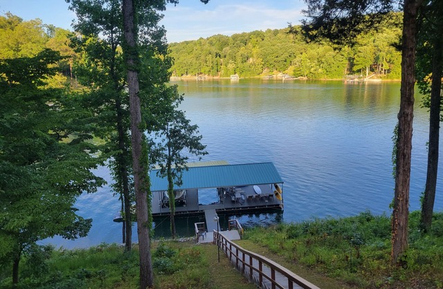 Lake Front Prop, umfasst zwei Kajaks, große überdachte Anlegestelle mit Jet-Ski-Dock.