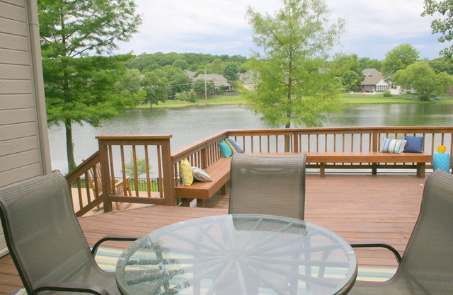 Lake Front Property mit Schwimmbad in ruhiger Nachbarschaft