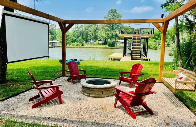 Lake Front Retreat, Hot Tub, Jet Ski & Boat Rental